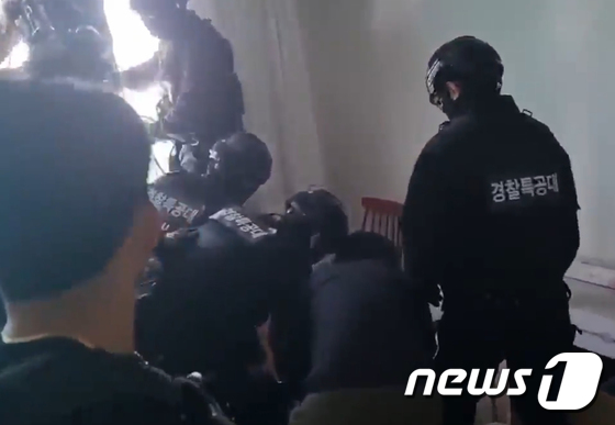 택배 훔친 여성 체포하는 경기남부경찰청 경찰특공대