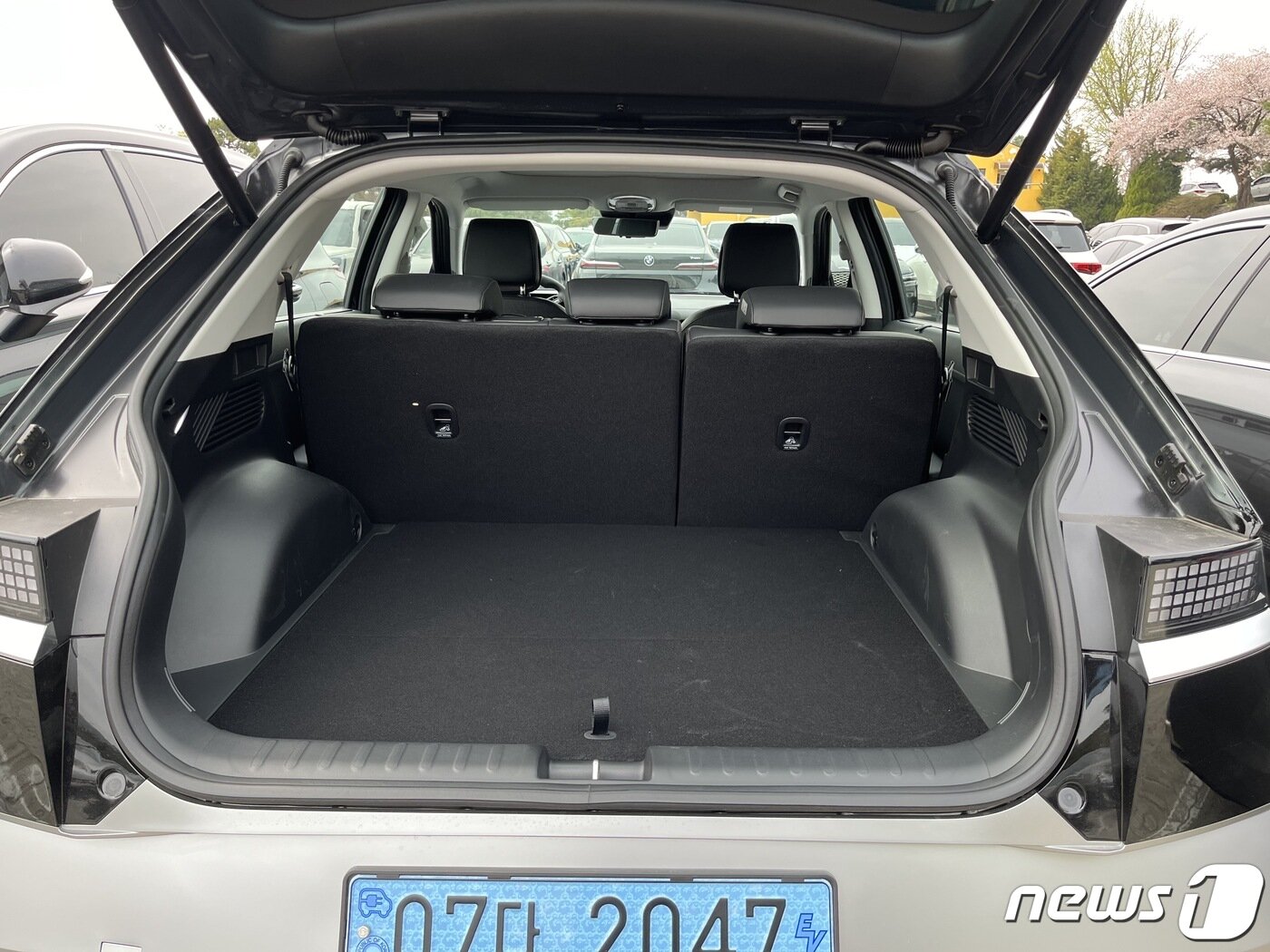 본문 이미지 - 현대자동차 전기차 '더 뉴 아이오닉5'의 넓은 트렁크 공간.