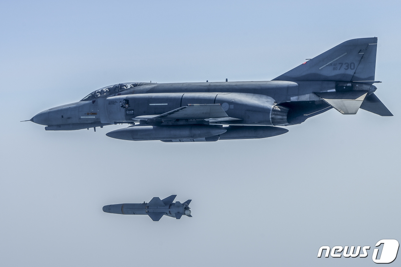 (서울=뉴스1) = 공군은 오는 6월에 퇴역하는 F-4E 팬텀(Phantom)이 AGM-142 팝아이(Popeye) 공대지미사일을 실사격했다고 18일 밝혔다.55년간 조국 영공을 …