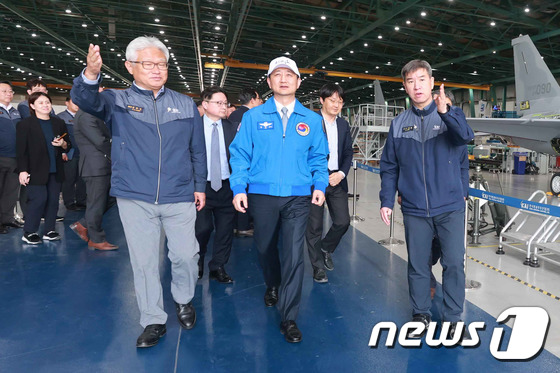 안덕근 산업장관, 한국항공우주산업 방문