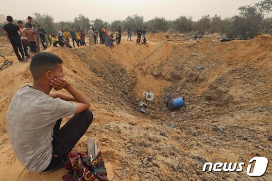 [포토] 밤사이 지속된 포격에 넋 나간 가자 주민들