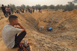 [포토] 밤사이 지속된 포격에 넋 나간 가자 주민들