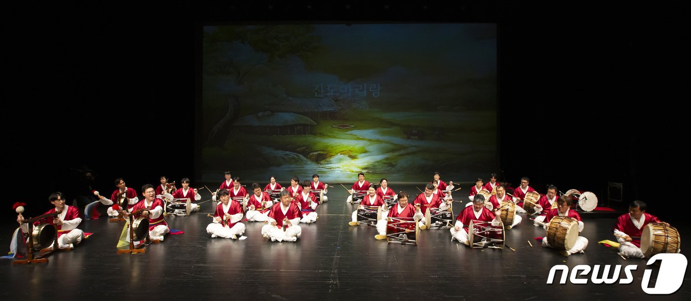 크라운해태제과 임직원 국악동아리 &#39;꿈을 굽는 사물놀이&#39; 팀이 18일 오후 대구문화예술회관 팔공홀에서 열린 &#39;한음회&#39; 공연에서 진도아리랑을 선보이고 있다. &#40;크라운해태제과 제공&#41; 2024.4.18/뉴스1