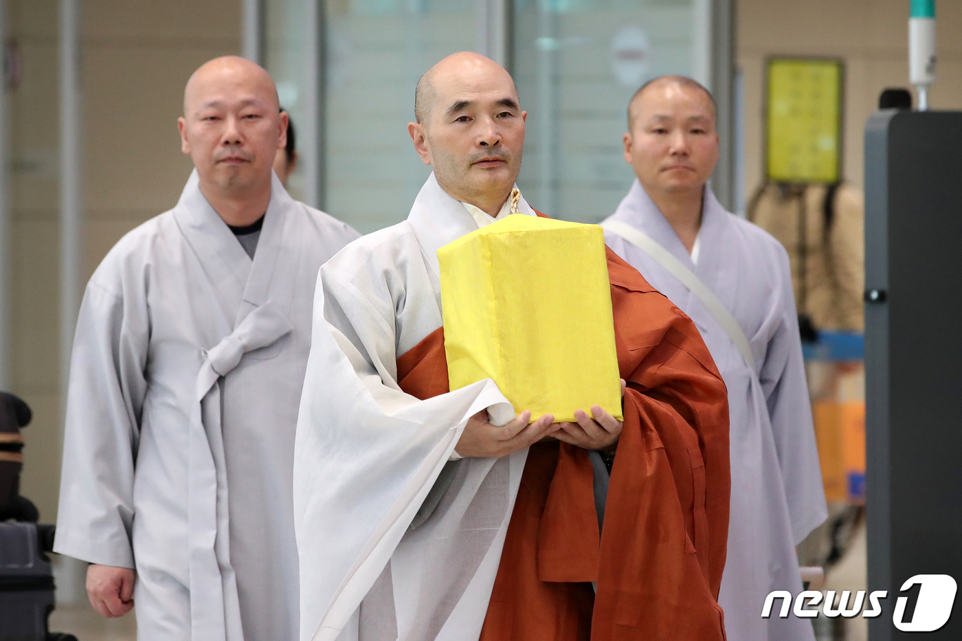 (인천공항=뉴스1) 이승배 기자 = 봉선사 주지 호산 스님 등 대한불교조계종 대표단이 18일 오후 인천국제공항에서 미국 보스턴 미술관이 소장하고 있던 고려시대 사리 등을 이운하고 …