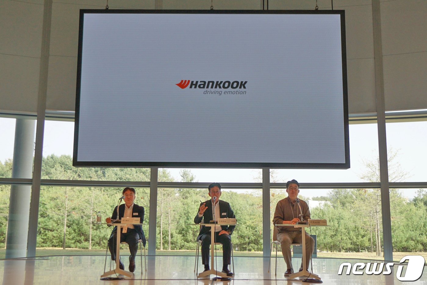 본문 이미지 - 한국타이어는 16일 오후 대전 유성구 한국테크노돔에서 기자간담회를 개최했다. 사진 왼쪽부터 길기종 상무, 구본희 부사장, 정문철 프로젝트리더.(한국타이어 제공)