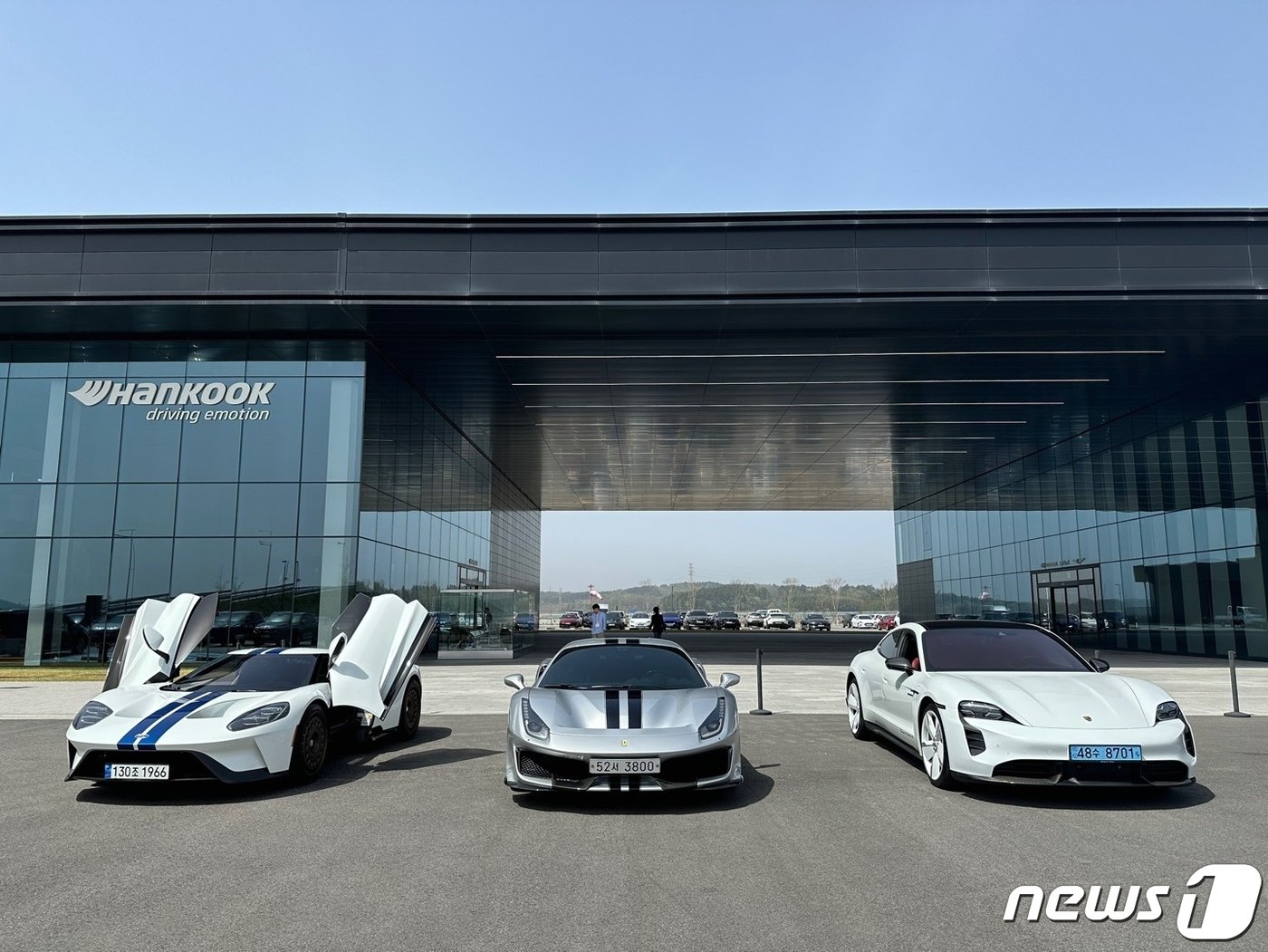 본문 이미지 -  한국타이어 제품을 장착한 프리미엄 브랜드의 차량 모습.ⓒ 뉴스1 이동희 기자