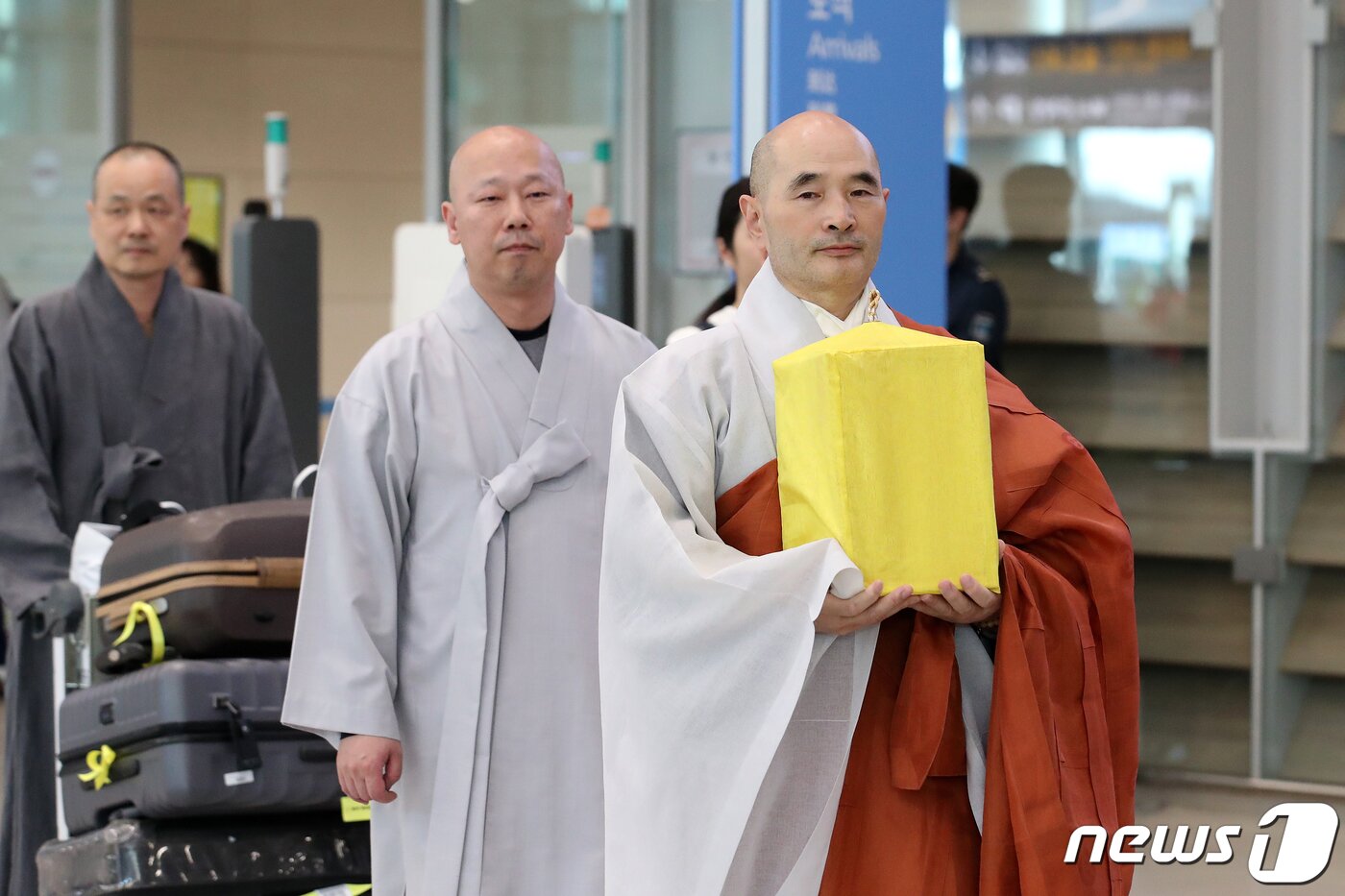 본문 이미지 - 봉선사 주지 호산 스님 등 대한불교조계종 대표단이 18일 오후 인천국제공항에서 미국 보스턴 미술관이 소장하고 있던 고려시대 사리 등을 이운하고 있다.  2024.4.18/뉴스1 ⓒ News1 이승배 기자
