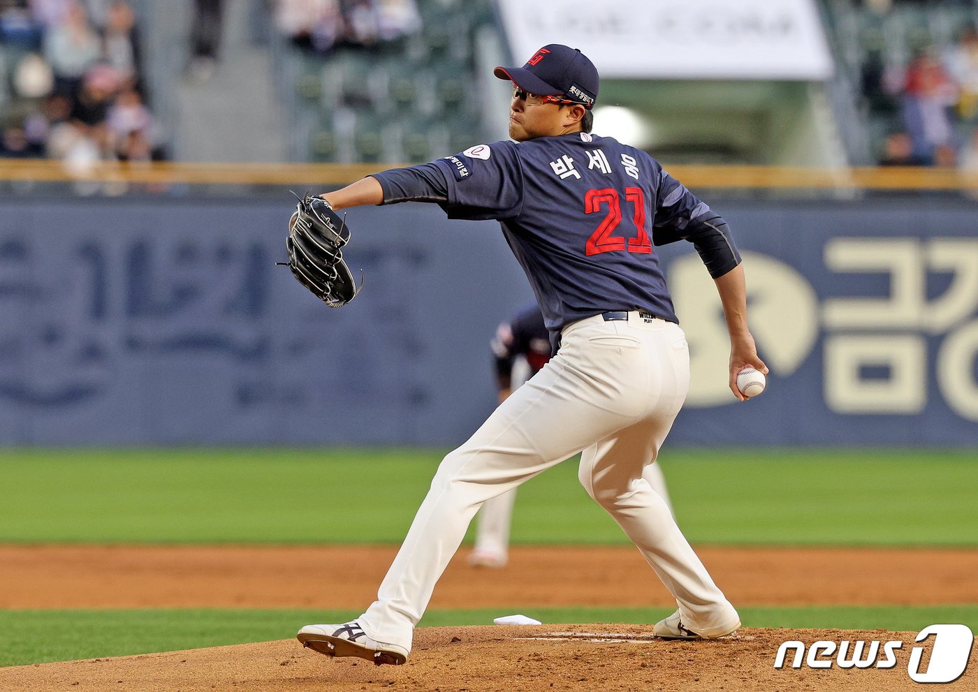 18일 오후 서울 송파구 잠실야구장에서 열린 프로야구 &#39;2024 신한 SOL 뱅크 KBO리그&#39; 롯데 자이언츠와 LG 트윈스의 경기, 1회말 롯데 선발 박세웅이 역투하고 있다. 2024.4.18/뉴스1 ⓒ News1 장수영 기자