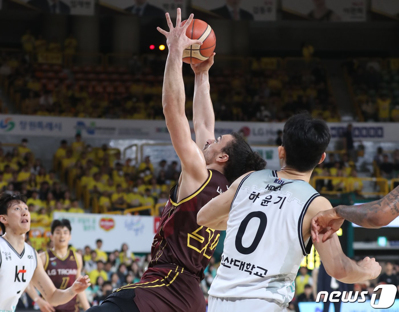 본문 이미지 - 18일 오후 경남 창원체육관에서 열린 &#39;2023-2024 정관장 프로농구&#39; 4강 플레이오프 2차전 창원 LG와 수원 KT의 경기에서 LG 아셈 마레이가 리바운드를 하고 있다. 2024.4.18/뉴스1 ⓒ News1 윤일지 기자