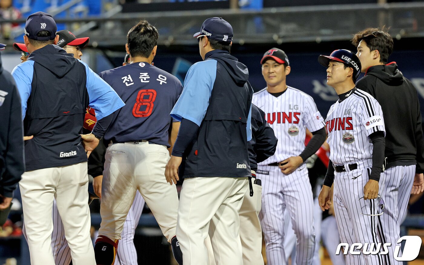 본문 이미지 - 18일 오후 서울 송파구 잠실야구장에서 열린 프로야구 '2024 신한 SOL 뱅크 KBO리그' 롯데 자이언츠와 LG 트윈스의 경기, 3회초가 종료된 뒤 롯데 황성빈과 LG선발 켈리의 신경전을 시작으로 벤치 클리어링이 일어나고 있다. 2024.4.18/뉴스1 ⓒ News1 장수영 기자