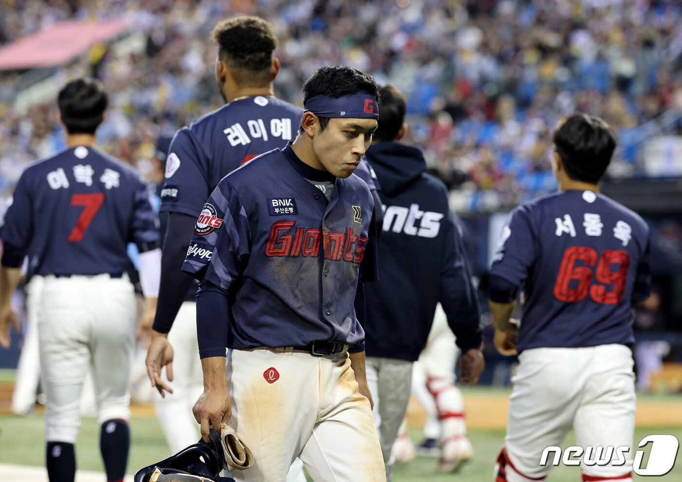 본문 이미지 - 18일 오후 서울 송파구 잠실야구장에서 열린 프로야구 '2024 신한 SOL 뱅크 KBO리그' 롯데 자이언츠와 LG 트윈스의 경기, 3회초가 종료된 뒤 롯데 황성빈과 LG선발 켈리의 신경전을 시작으로 벤치 클리어링이 일어나고 있다. 2024.4.18/뉴스1 ⓒ News1 장수영 기자