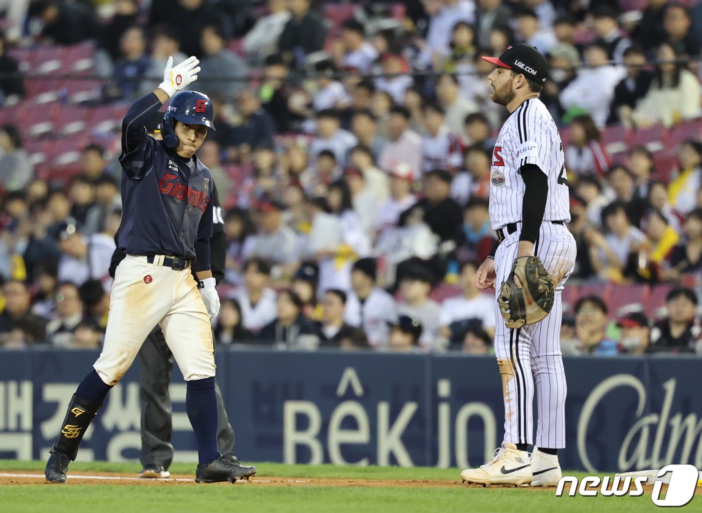 18일 오후 서울 송파구 잠실야구장에서 열린 프로야구 &#39;2024 신한 SOL 뱅크 KBO리그&#39; 롯데 자이언츠와 LG 트윈스의 경기, 3회초 롯데공격 1사 상황에서 황성빈이 안타로 출루하고 있다. 2024.4.18/뉴스1 ⓒ News1 장수영 기자