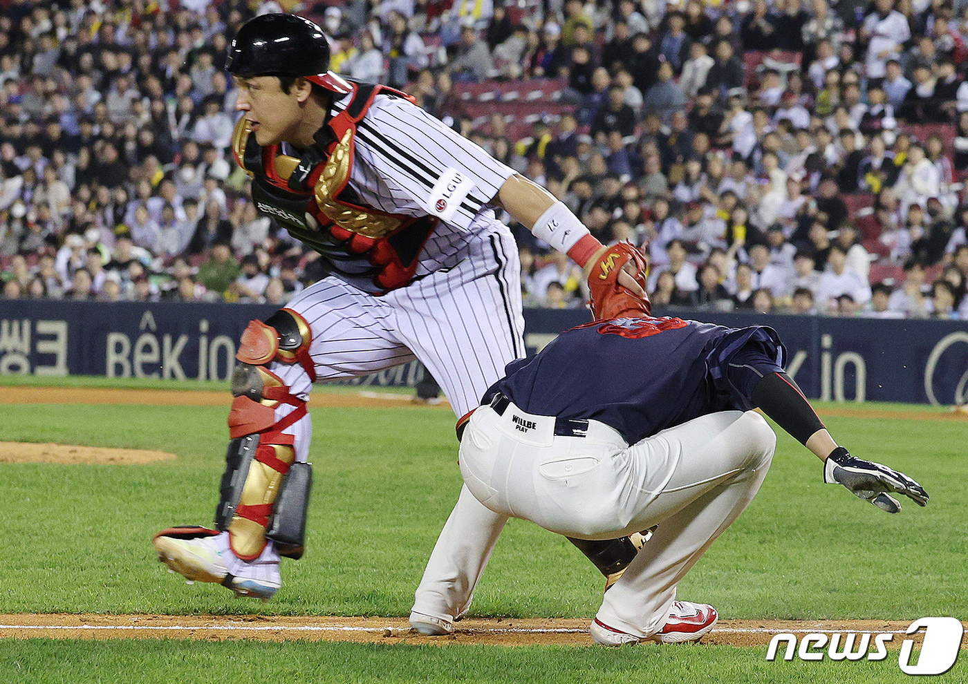 (서울=뉴스1) 장수영 기자 = 18일 오후 서울 송파구 잠실야구장에서 열린 프로야구 '2024 신한 SOL 뱅크 KBO리그' 롯데 자이언츠와 LG 트윈스의 경기, 5회초 롯데 공 …