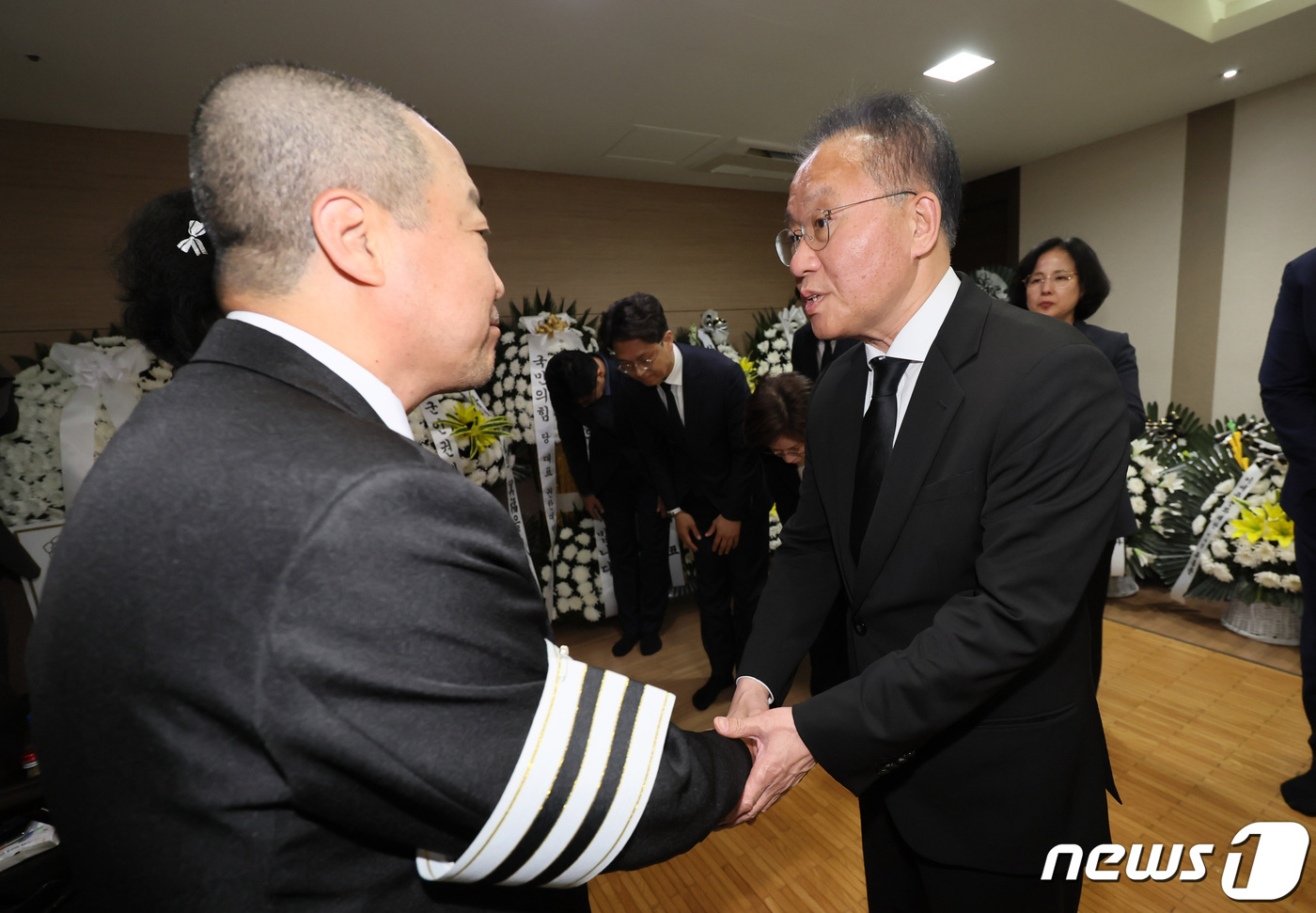 (서울=뉴스1) 김성진 기자 = 윤재옥 국민의힘 원내대표 겸 당대표 권한대행이 18일 서울 강동구 강동섬싱병원 장례식장에 마련된 고 박종철 열사의 어머니 정차순 여사의 빈소를 조문 …