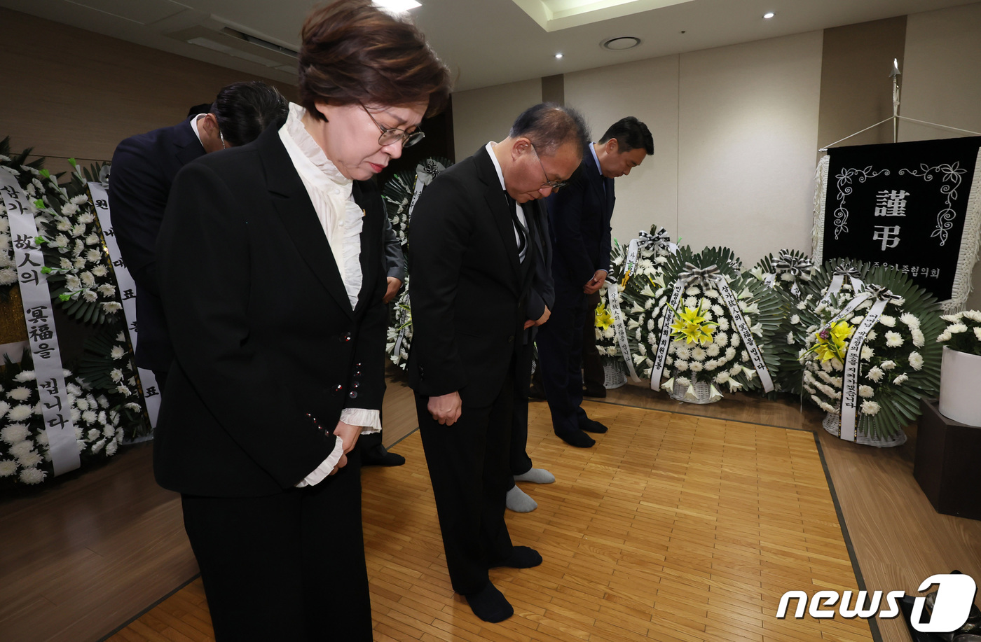 (서울=뉴스1) 김성진 기자 = 윤재옥 국민의힘 원내대표 겸 당대표 권한대행이 18일 서울 강동구 강동섬싱병원 장례식장에 마련된 고 박종철 열사의 어머니 정차순 여사의 빈소를 조문 …