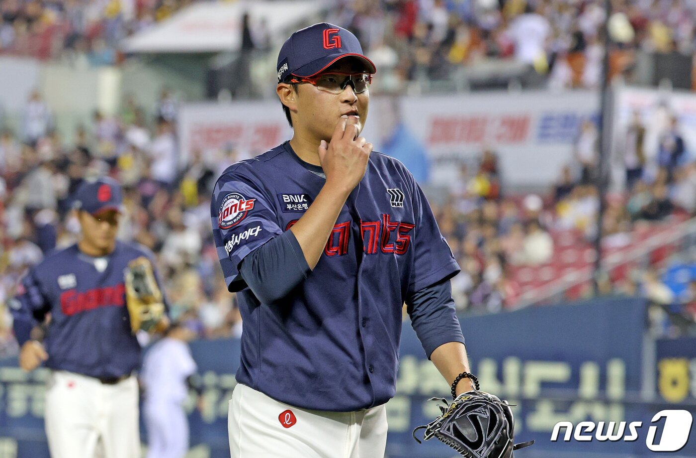 18일 오후 서울 송파구 잠실야구장에서 열린 프로야구 &#39;2024 신한 SOL 뱅크 KBO리그&#39; 롯데 자이언츠와 LG 트윈스의 경기, 4회말 롯데 선발 박세웅이 2실점 투구를 마친 뒤 더그아웃으로 향하고 있다. 2024.4.18/뉴스1 ⓒ News1 장수영 기자