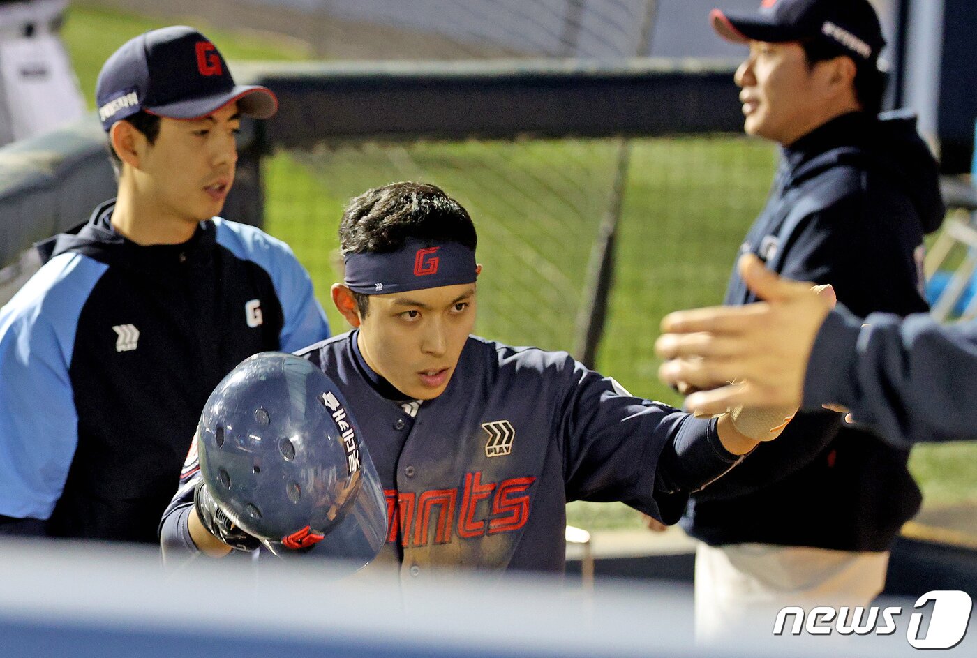 본문 이미지 - 18일 오후 서울 송파구 잠실야구장에서 열린 프로야구 '2024 신한 SOL 뱅크 KBO리그' 롯데 자이언츠와 LG 트윈스의 경기, 7회초 롯데공격 무사 1,2루 상황에서 2루주자 황성빈이 전준우 타석때 발생한 LG 실책으로 득점한 뒤 동료들과 하이파이브 하고 있다. 2024.4.18/뉴스1 ⓒ News1 장수영 기자