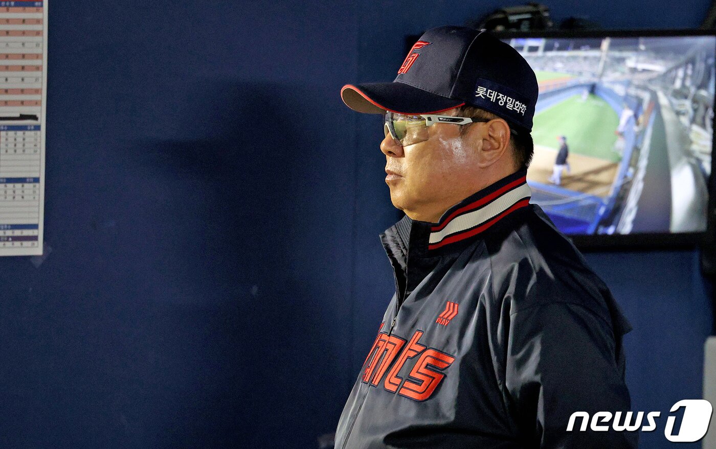 본문 이미지 - 18일 오후 서울 송파구 잠실야구장에서 열린 프로야구 &#39;2024 신한 SOL 뱅크 KBO리그&#39; 롯데 자이언츠와 LG 트윈스의 경기, 7회초 롯데 김태형 감독이 경기를 바라보고 있다. 2024.4.18/뉴스1 ⓒ News1 장수영 기자