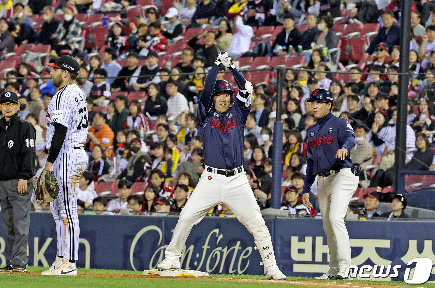 18일 오후 서울 송파구 잠실야구장에서 열린 프로야구 &#39;2024 신한 SOL 뱅크 KBO리그&#39; 롯데 자이언츠와 LG 트윈스의 경기, 7회초 롯데 공격 무사 1,3루 상황에서 정훈이 1타점 안타를 치고 있다. 2024.4.18/뉴스1 ⓒ News1 장수영 기자