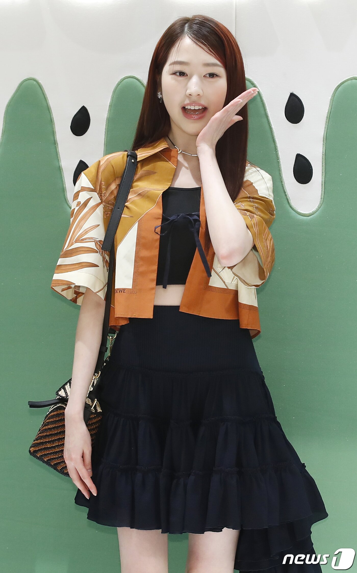 본문 이미지 - ‘장원영 언니’ 배우 장다아가 18일 서울 강남구 신세계백화점 강남점에서 열린 한 패션브랜드 컬렉션 팝업 스토어 오픈 행사에서 꽃받침 포즈를 취하고 있다. ⓒ News1 권현진 기자