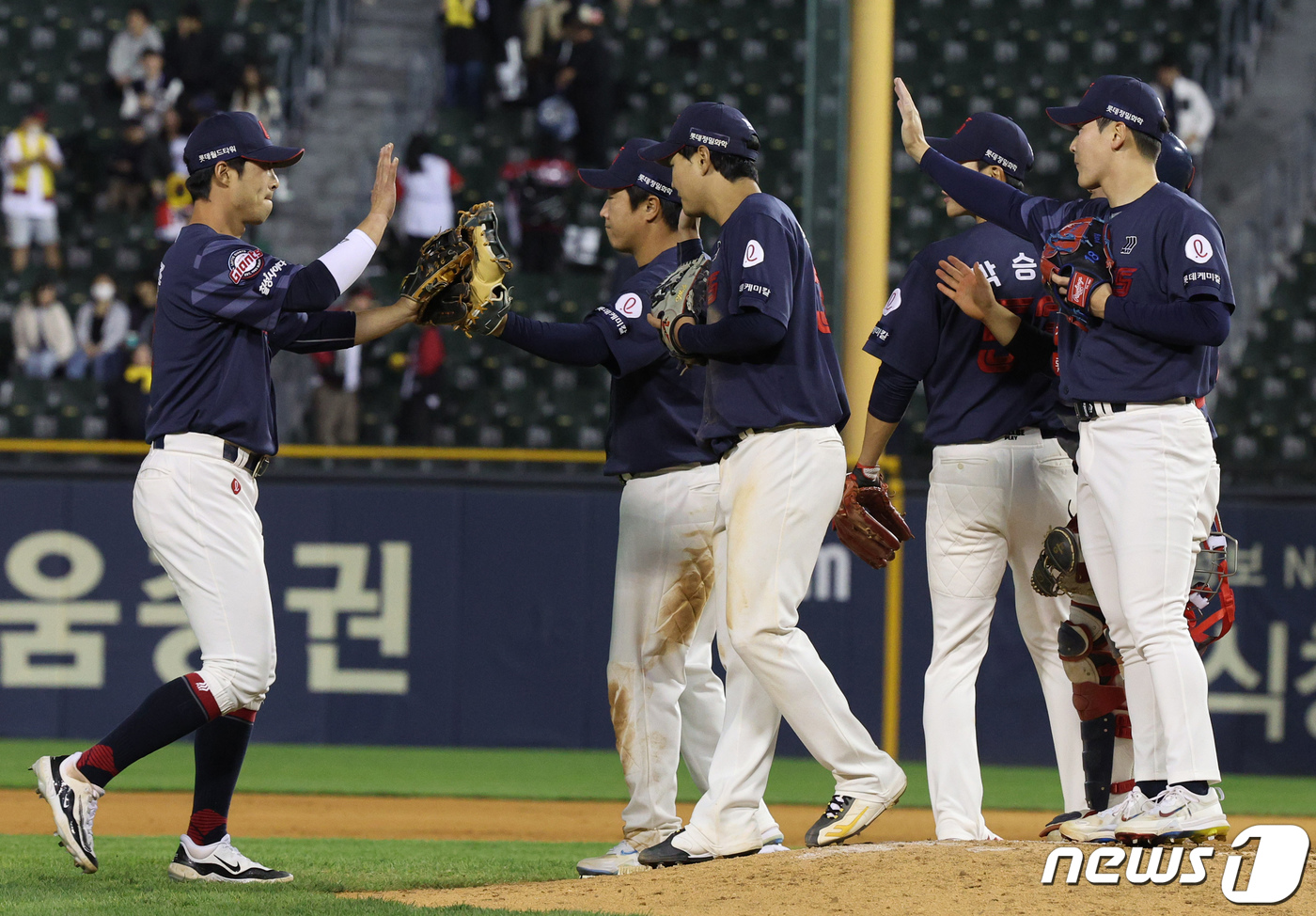 (서울=뉴스1) 장수영 기자 = 18일 오후 서울 송파구 잠실야구장에서 열린 프로야구 '2024 신한 SOL 뱅크 KBO리그' 롯데 자이언츠와 LG 트윈스의 경기를 9대2로 이긴 …