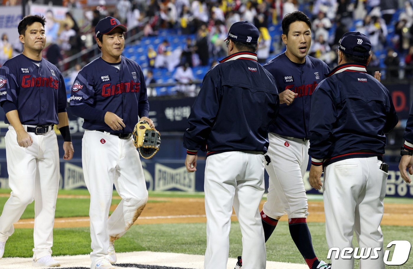 본문 이미지 - 18일 오후 서울 송파구 잠실야구장에서 열린 프로야구 '2024 신한 SOL 뱅크 KBO리그' 롯데 자이언츠와 LG 트윈스의 경기를 9대2로 이긴 롯데 선수들이 승리를 자축하고 있다. 롯데는 이날 승리로 8연패를 끊어냈다. 2024.4.18/뉴스1 ⓒ News1 장수영 기자