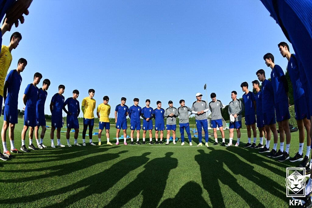 23세 이하&#40;U-23&#41; 축구 대표팀 황선홍 감독이 18일&#40;현지시간&#41; 카타르 도하 알레르살 훈련장에서 선수들에게 훈련 지시를 하고 있다. &#40;대한축구협회 제공&#41; 2024.4.19/뉴스1