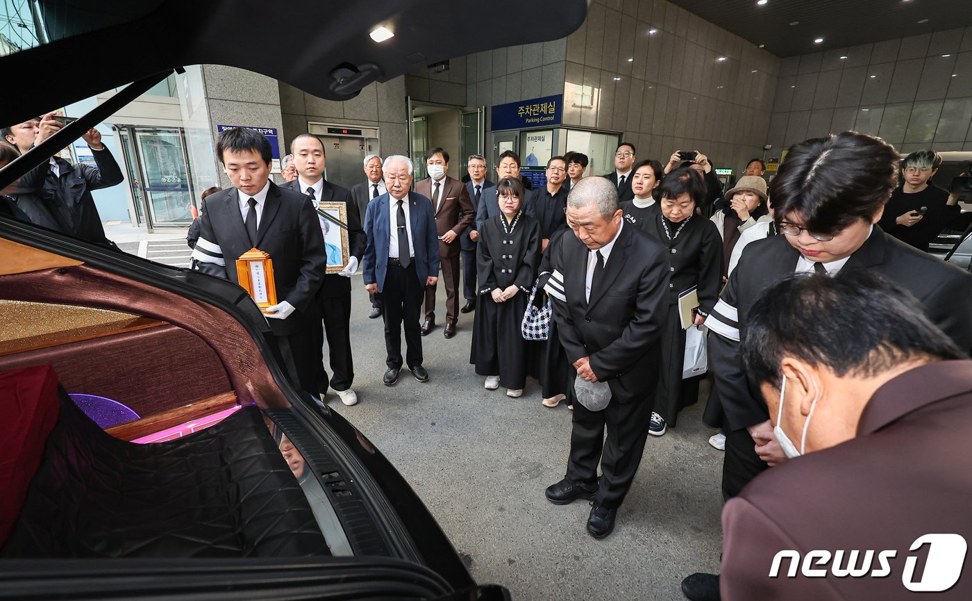 19일 오전 서울 강동구 강동성심병원 장례식장에서 고 박종철 열사의 어머니 정차순 여사의 발인식이 엄수되고 있다. 2024.4.19/뉴스1 ⓒ News1 김도우 기자