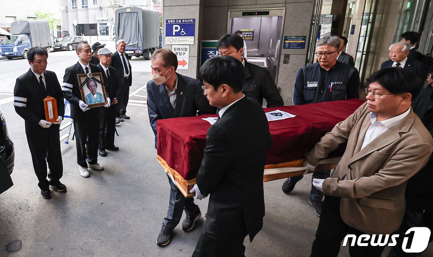 19일 오전 서울 강동구 강동성심병원 장례식장에서 고 박종철 열사의 어머니 정차순 여사의 발인식이 엄수되고 있다. 2024.4.19/뉴스1 ⓒ News1 김도우 기자