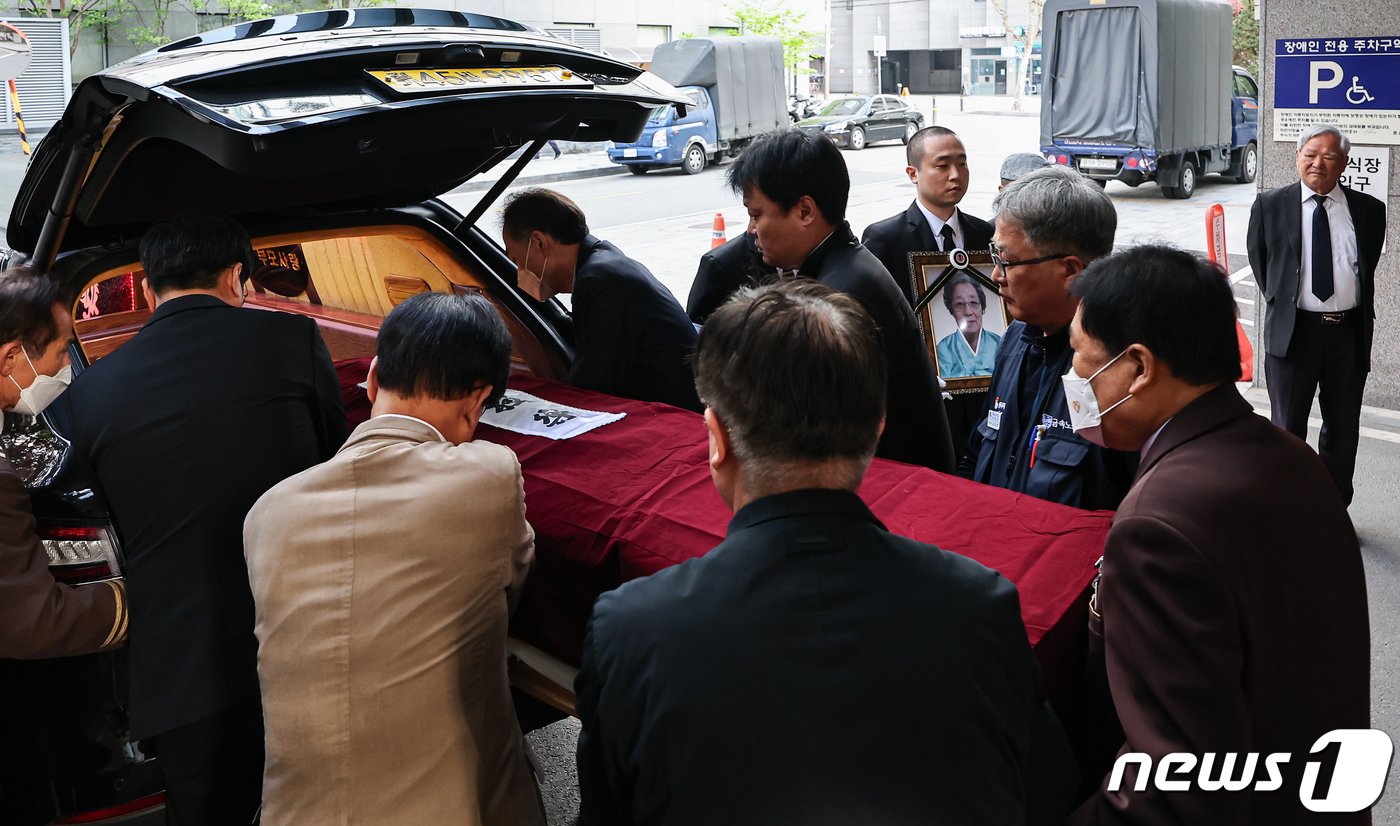 19일 오전 서울 강동구 강동성심병원 장례식장에서 고 박종철 열사의 어머니 정차순 여사의 발인식이 엄수되고 있다. 2024.4.19/뉴스1 ⓒ News1 김도우 기자