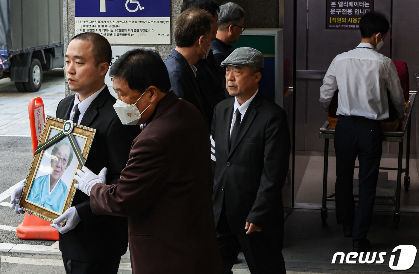 19일 오전 서울 강동구 강동성심병원 장례식장에서 고 박종철 열사의 어머니 정차순 여사의 발인식이 엄수되고 있다. 2024.4.19/뉴스1 ⓒ News1 김도우 기자