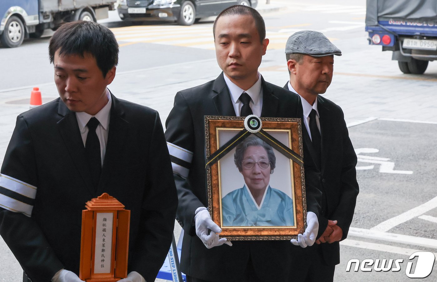 19일 오전 서울 강동구 강동성심병원 장례식장에서 엄수된 고 박종철 열사의 어머니 정차순 여사의 발인식에서 가족들이 위패와 영정을 모시고 있다. 2024.4.19/뉴스1 ⓒ News1 김도우 기자