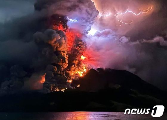 [사진] 붉은 용암과 화산재 뿜어내는 인도네시아 루앙 화산