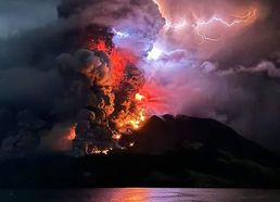 [사진] 붉은 용암과 화산재 뿜어내는 인도네시아 루앙 화산