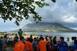 [사진] 화산재 분출하는 루앙 화산 지켜 보는 印尼 주민