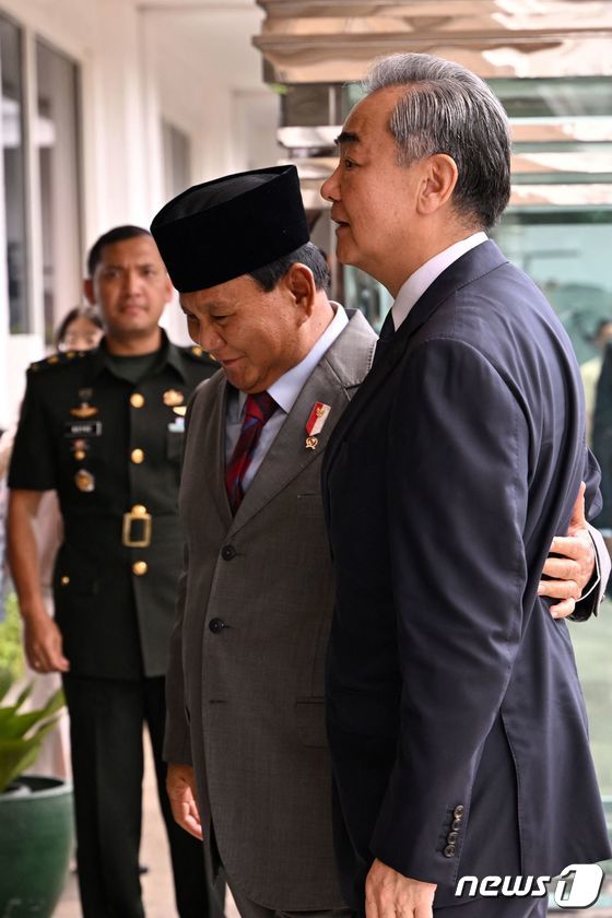 [사진] 수비안토 인도네시아 대통령 당선인 환영 받는 왕이