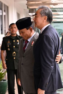 [사진] 수비안토 인도네시아 대통령 당선인 환영 받는 왕이
