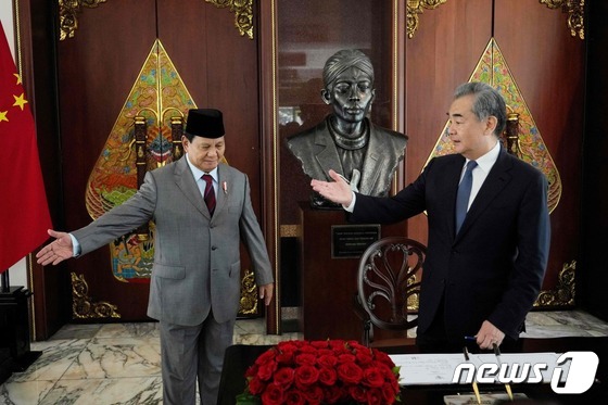 [사진] 왕이 中 외교 안내하는 수비안토 印尼 대통령 당선인