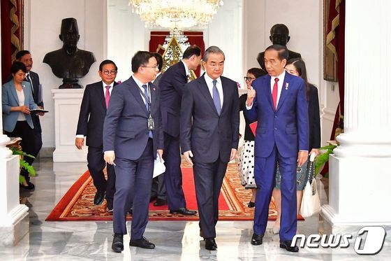 [사진] 조코위 인도네시아 대통령과 얘기하는 왕이 中 외교