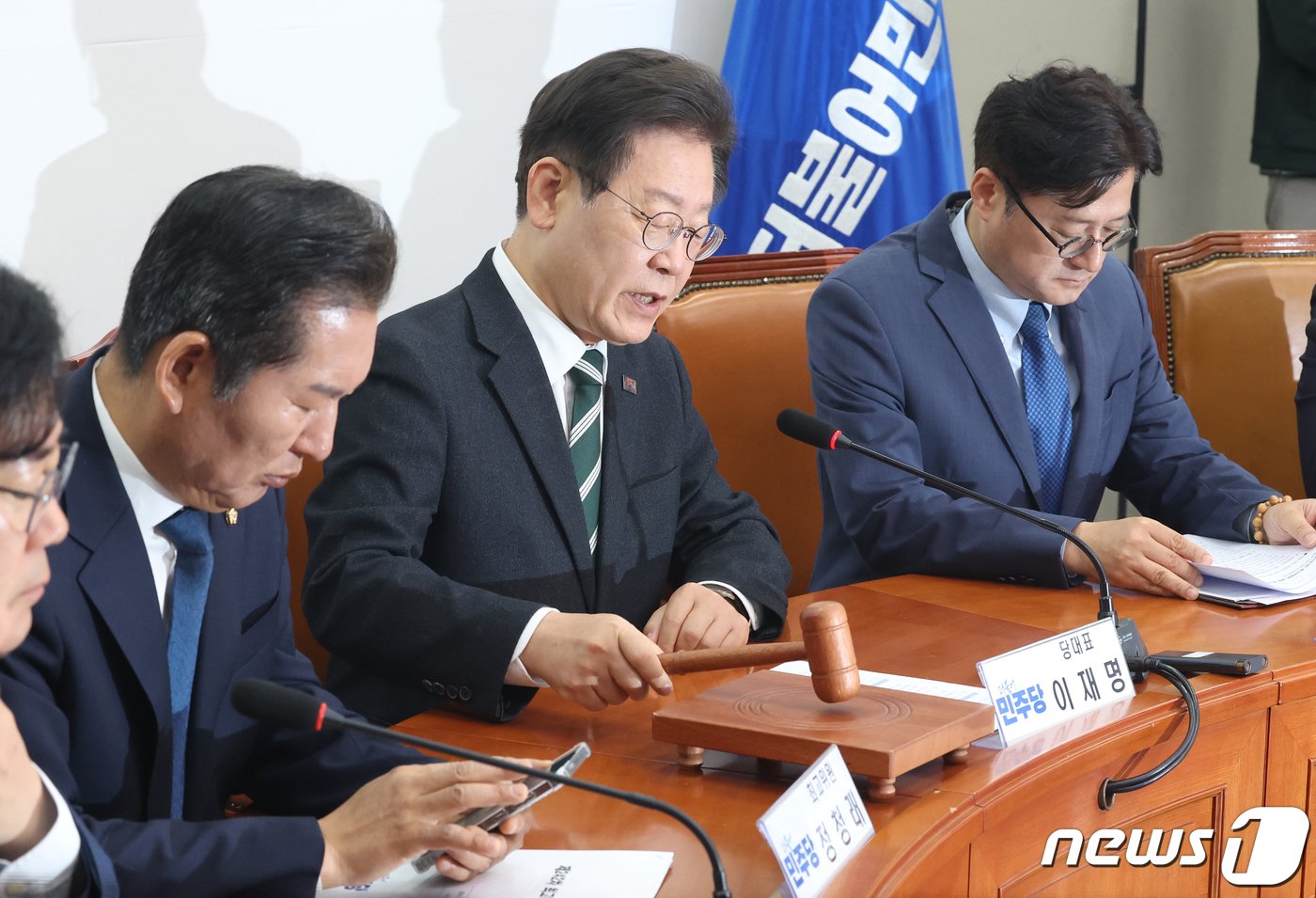 본문 이미지 - 이재명 더불어민주당 대표가 19일 서울 여의도 국회에서 열린 최고위원회의에서 의사봉을 두드리고 있다. 2024.4.19/뉴스1 ⓒ News1 ,송원영 기자
