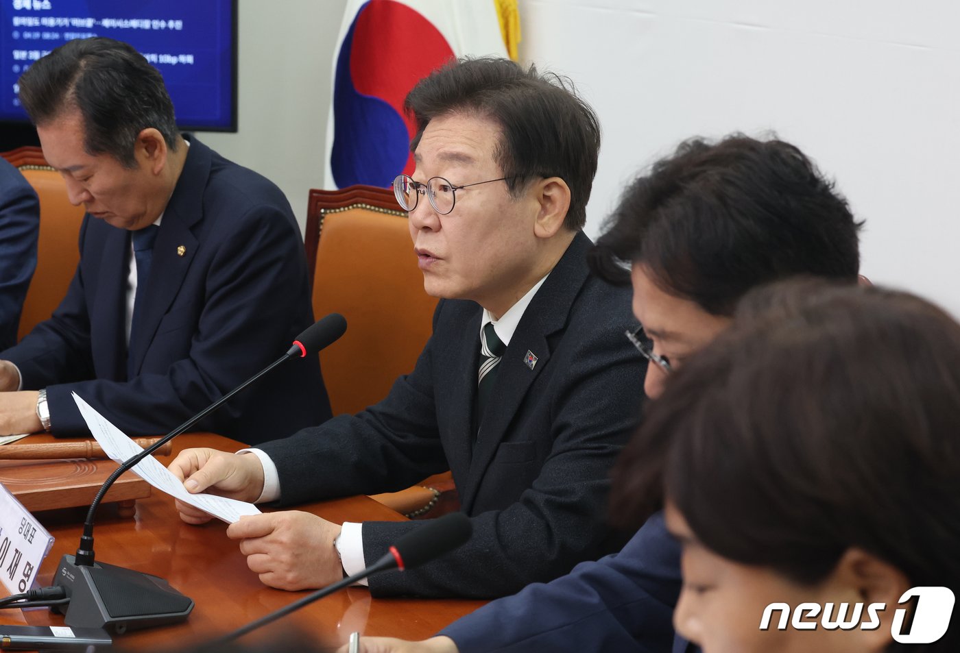 본문 이미지 - 이재명 더불어민주당 대표가 19일 서울 여의도 국회에서 열린 최고위원회의에서 발언을 하고 있다. 2024.4.19/뉴스1 ⓒ News1 ,송원영 기자