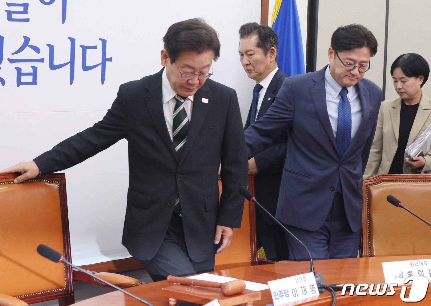 본문 이미지 - 이재명 더불어민주당 대표가 19일 서울 여의도 국회에서 열린 최고위원회의에 참석하고 있다. 2024.4.19/뉴스1 ⓒ News1 송원영 기자