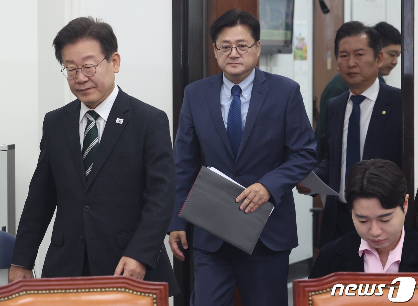 본문 이미지 - 이재명 더불어민주당 대표가 19일 서울 여의도 국회에서 열린 최고위원회의에 참석하고 있다. 2024.4.19/뉴스1 ⓒ News1 송원영 기자