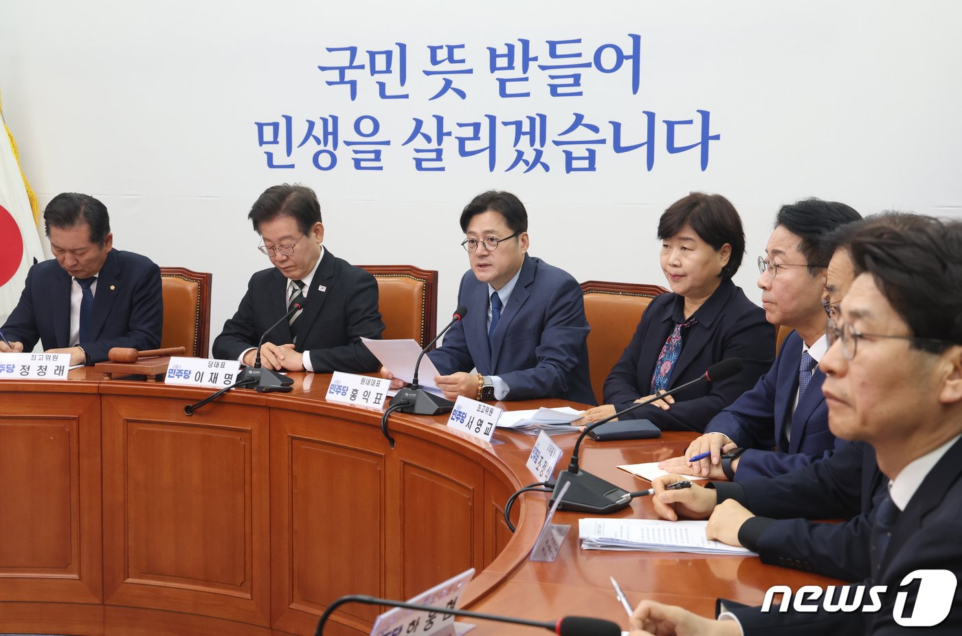 본문 이미지 - 홍익표 더불어민주당 원내대표가 19일 서울 여의도 국회에서 열린 최고위원회의에서 발언을 하고 있다. 2024.4.19/뉴스1 ⓒ News1 ,송원영 기자