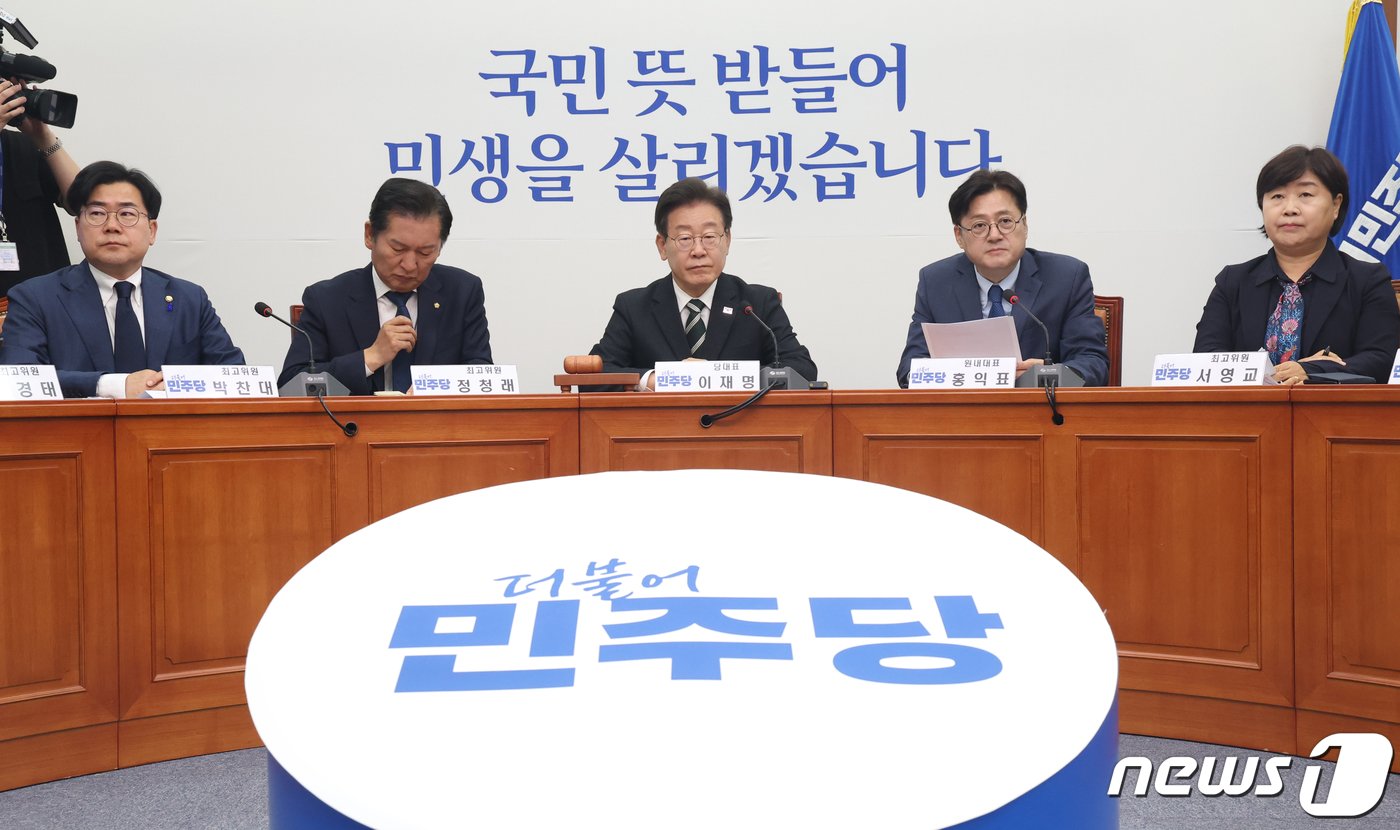 본문 이미지 - 홍익표 더불어민주당 원내대표가 19일 서울 여의도 국회에서 열린 최고위원회의에서 발언을 하고 있다. 2024.4.19/뉴스1 ⓒ News1 ,송원영 기자