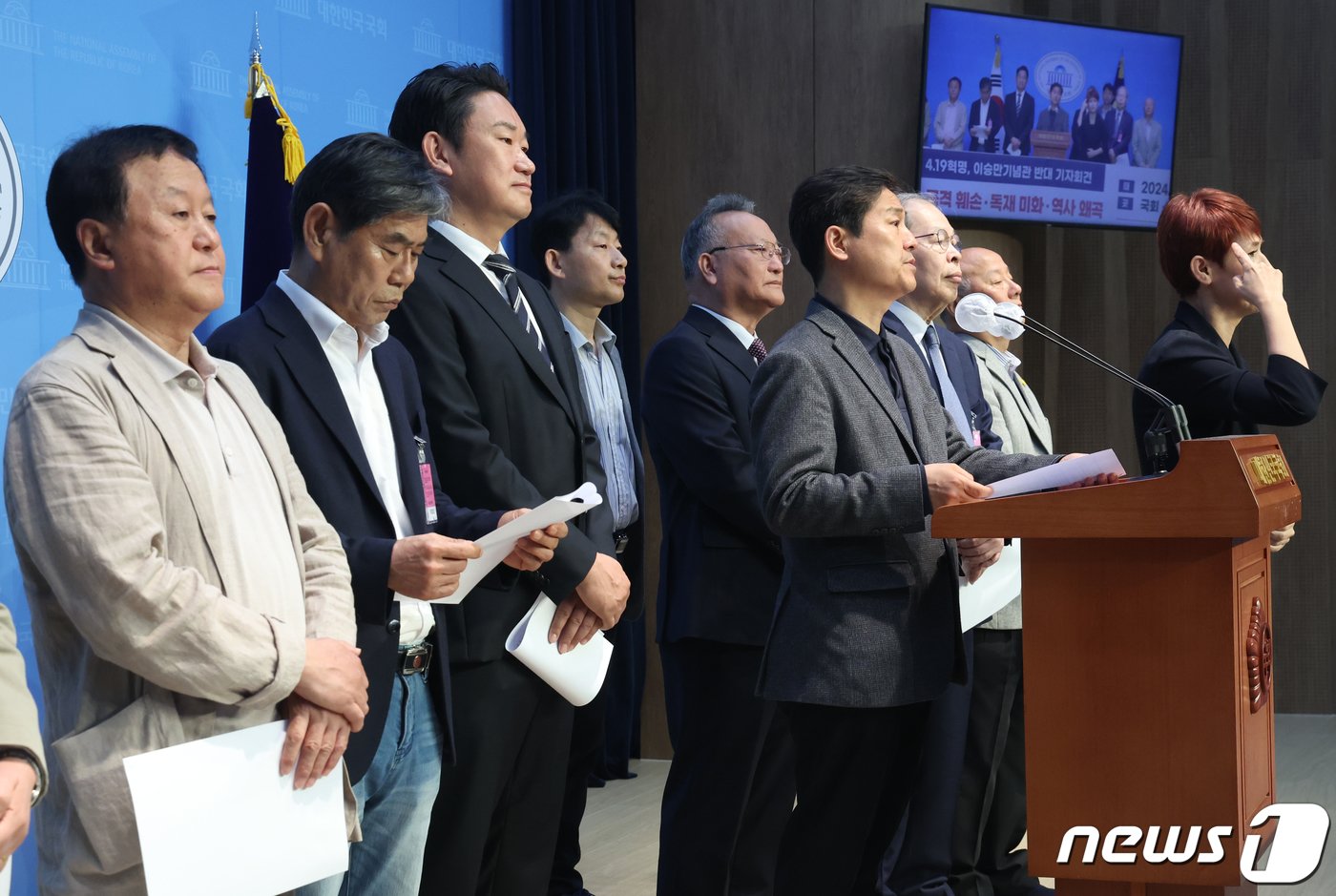 본문 이미지 - 김영배 더불어민주당 의원과 곽상언 당선인 및 시민단체 회원들이 19일 서울 여의도 국회 소통관에서 '이승만 기념관 건립 반대' 기자회견을 하고 있다. 2024.4.19/뉴스1 ⓒ News1 ,송원영 기자