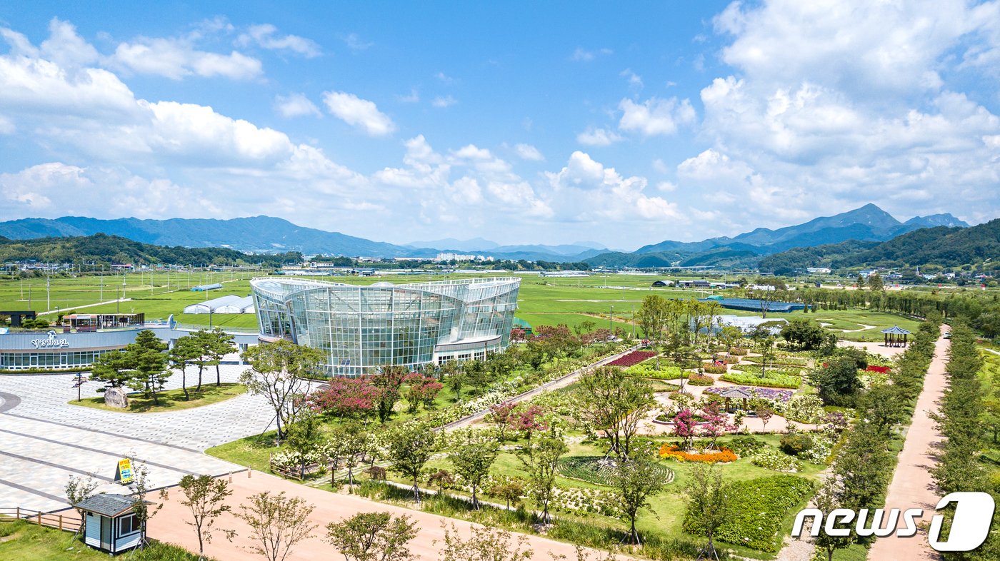 거창창포원&#40;거창군 제공&#41;.