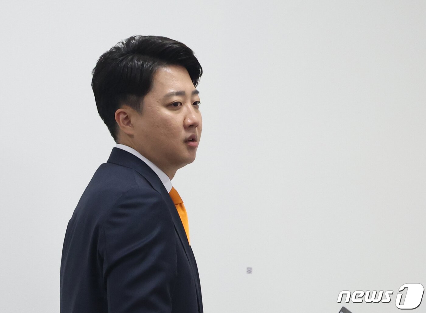 본문 이미지 - 이준석 개혁신당 대표가 19일 서울 여의도 국회에서 열린 최고위원회의에 참석하고 있다. 2024.4.19 ⓒ 뉴스1 ,송원영 기자