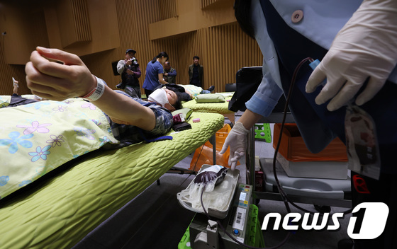 사랑의 헌혈 동참하는 서울시 직원들