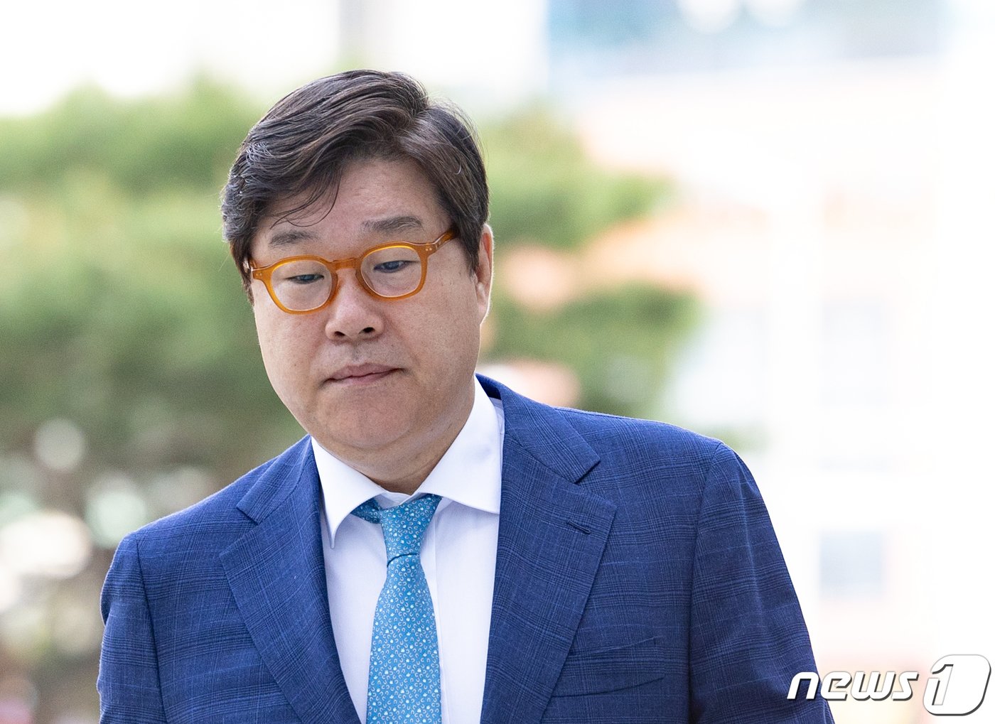 본문 이미지 - 대북송금 관련 혐의로 기소된 김성태 전 쌍방울그룹 회장이 19일 오전 경기도 수원시 영통구 수원지방법원에서 열린 공판에 출석하고 있다. 2024.4.19/뉴스1 ⓒ News1 이재명 기자